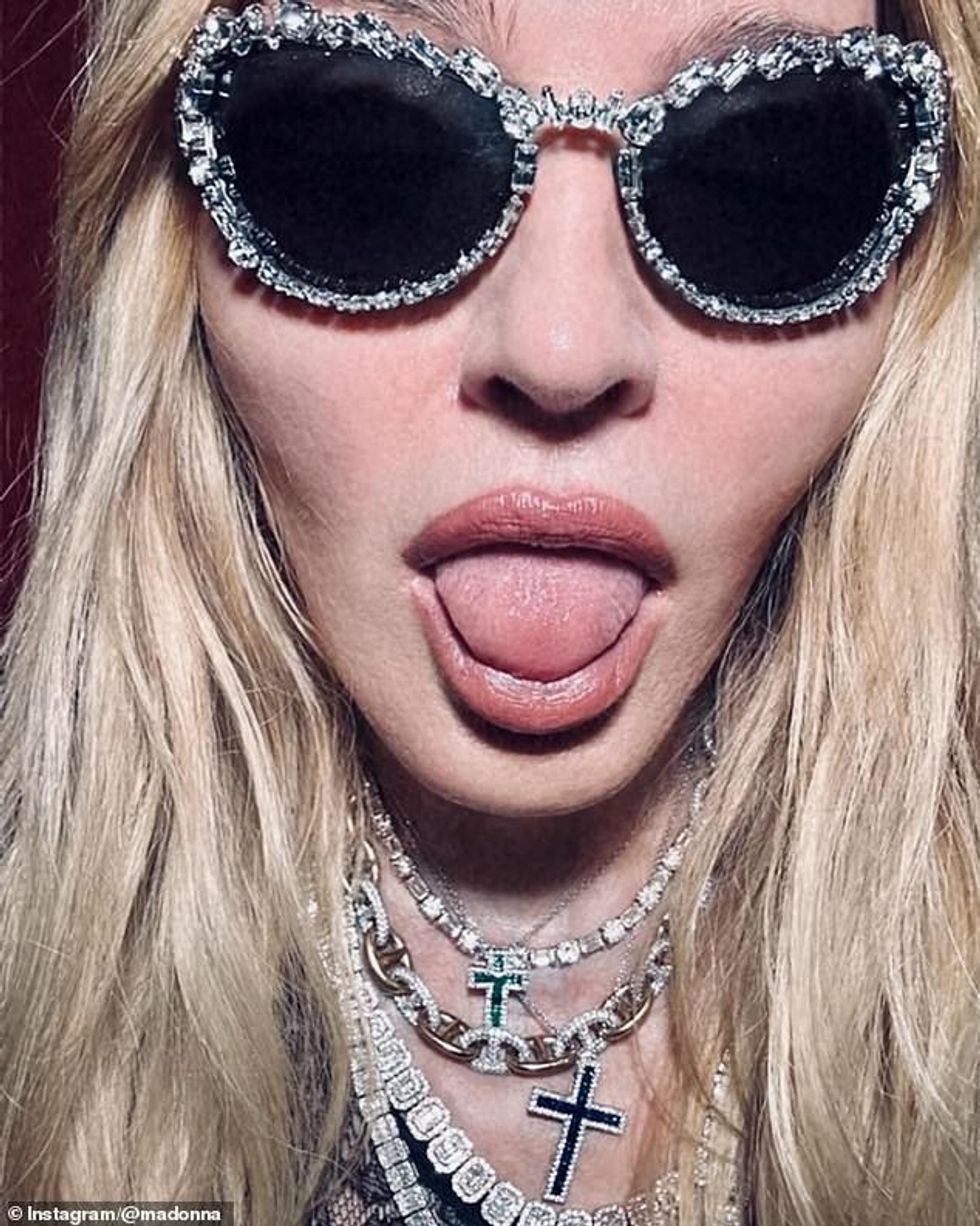 E vetmja gjë që kishte Madonna ishin disa gjerdan platini të veshur me diamante me varëse me madhësi të ndryshme, duke përfshirë kryqe dhe një logo të New York Yankees