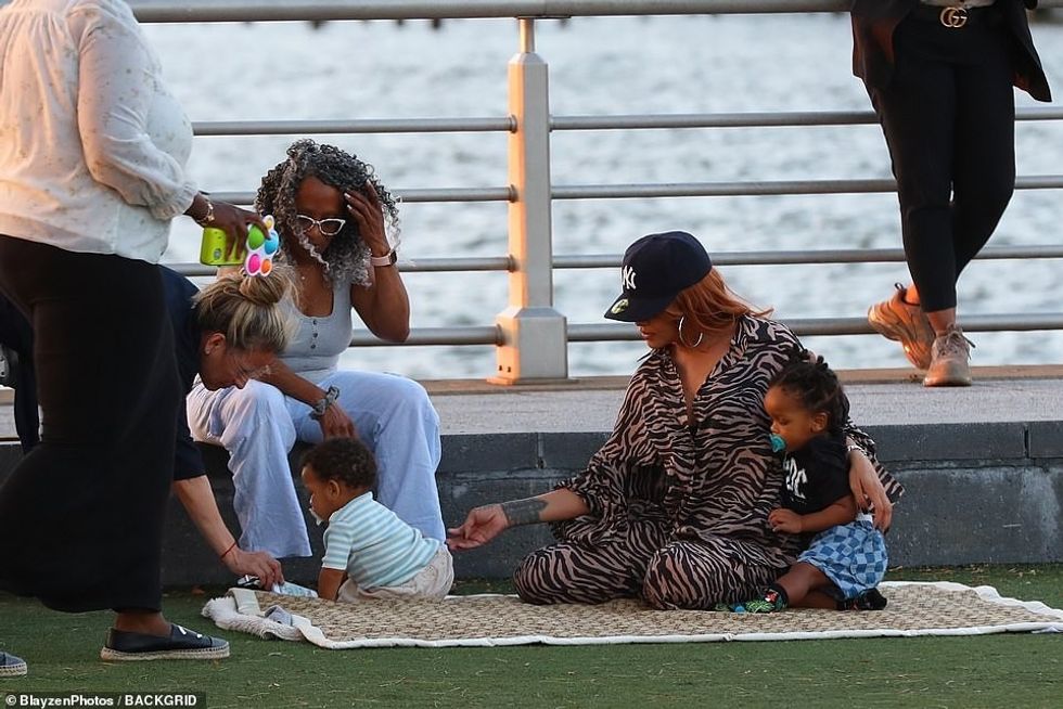 Edhe pse muzikantët nuk ishin përpjekur në mënyrë aktive të krijonin një familje, Rihanna i tha Vogue se ata nuk po merrnin asnjë hap për ta parandaluar atë as kur zbuluan se ishin në pritje të fëmijës së tyre të parë.