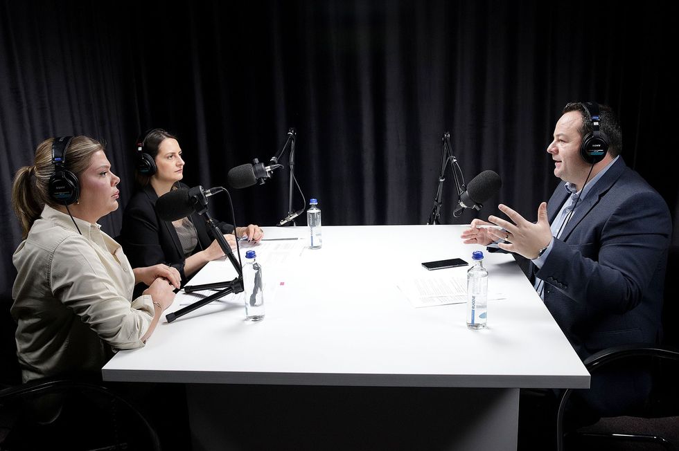 Edita Doli – Muhaxhiri dhe Rrezarta Delibashzade – Krasniqi podcast interviste foto Ridvan Slivova 4