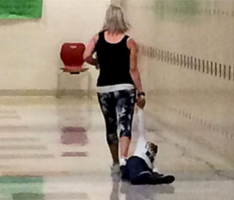 Edukatorja tërhoqi fëmijën zvarrë nëpër korridor foto 2