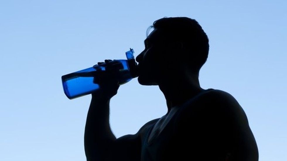 ein grosser schluck in jeder pause wenn die temperaturen steigen sollte das fuer motorradfahrer routine sein