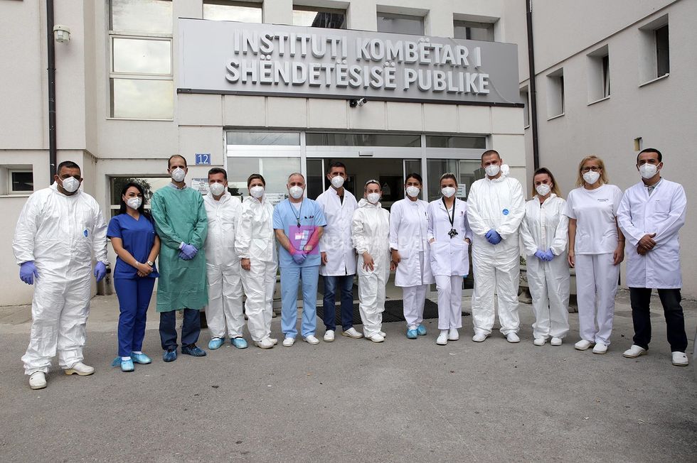 ekipet stafi ne Laboratoret per COVID 19 ne IKSHPK foto Ridvan Slivova 4