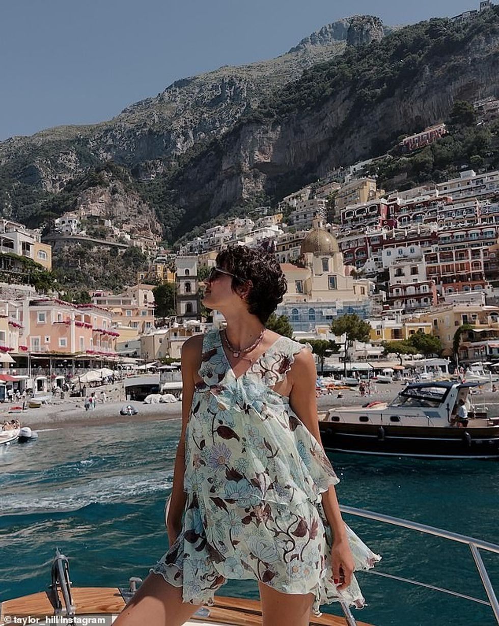 Eksperti i pistës dukej se ishte me pushime në bregdetin e Italisë pasi kishte një vijë bregdetare të thyer me shtëpi piktoreske në sfond.