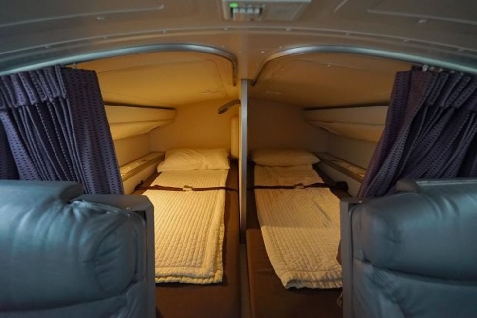 Ekuipazhi aeroplanit flenë nëpër këto hapësira të rehatshme foto 4