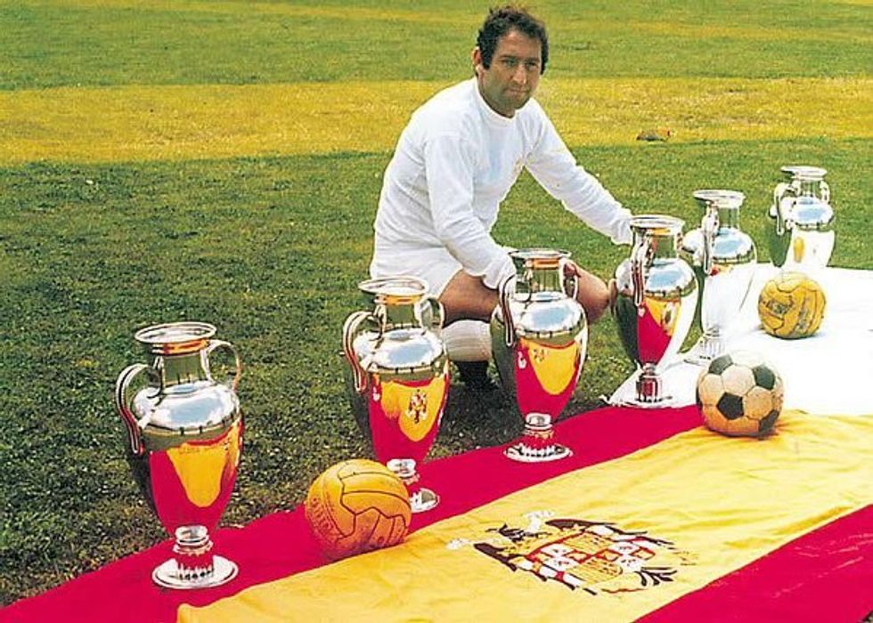 el ex jugador del real madrid paco gento con sus 6 copas de europa twitter