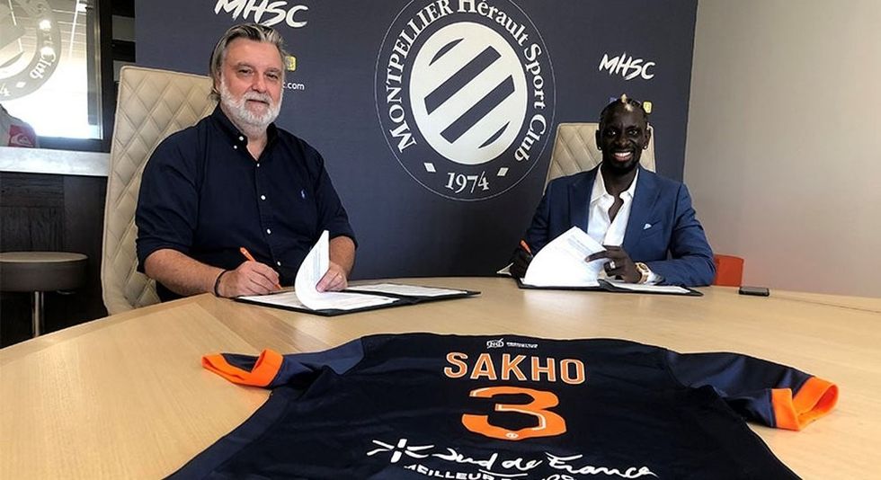 el futbolista frances mamadou sakho en el momento de firmar su contrato como nuevo jugador del montpellier mhscfoot