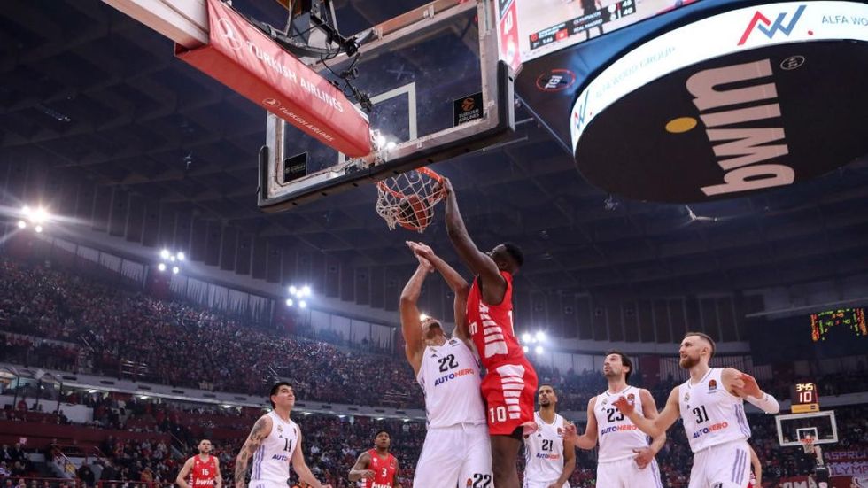el real madrid ante el olympiacos en un partido de la euroliga