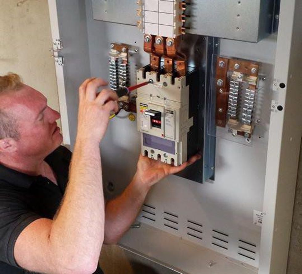 Elektricisti rregullonte rrymën punonjesit e dyqanit ia shesin pa dashje kutine me vegla foto 2