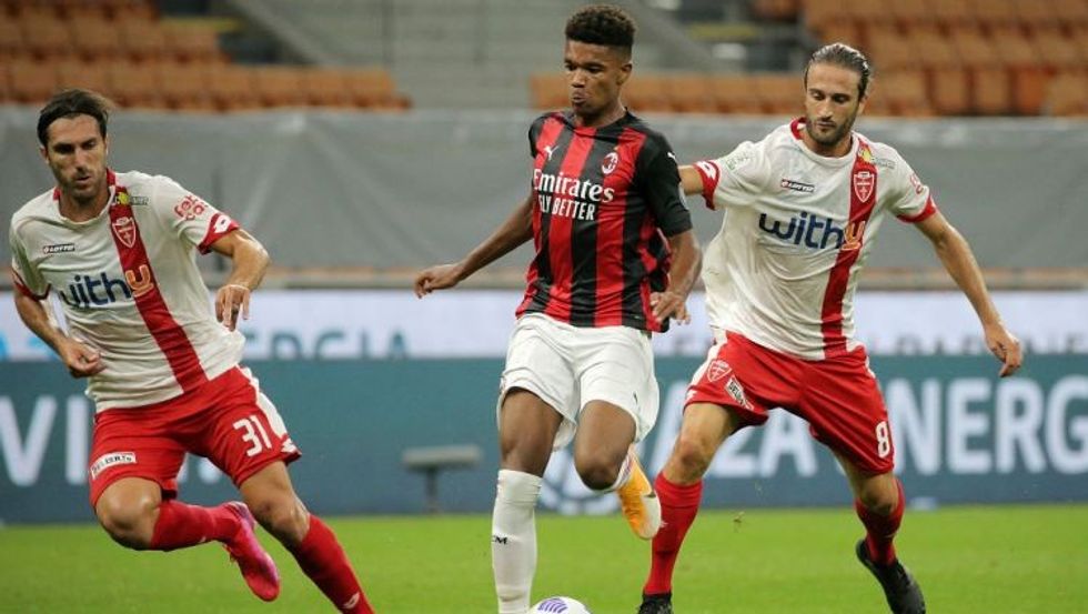 emil roback tengah saat ac milan melawan novara 169