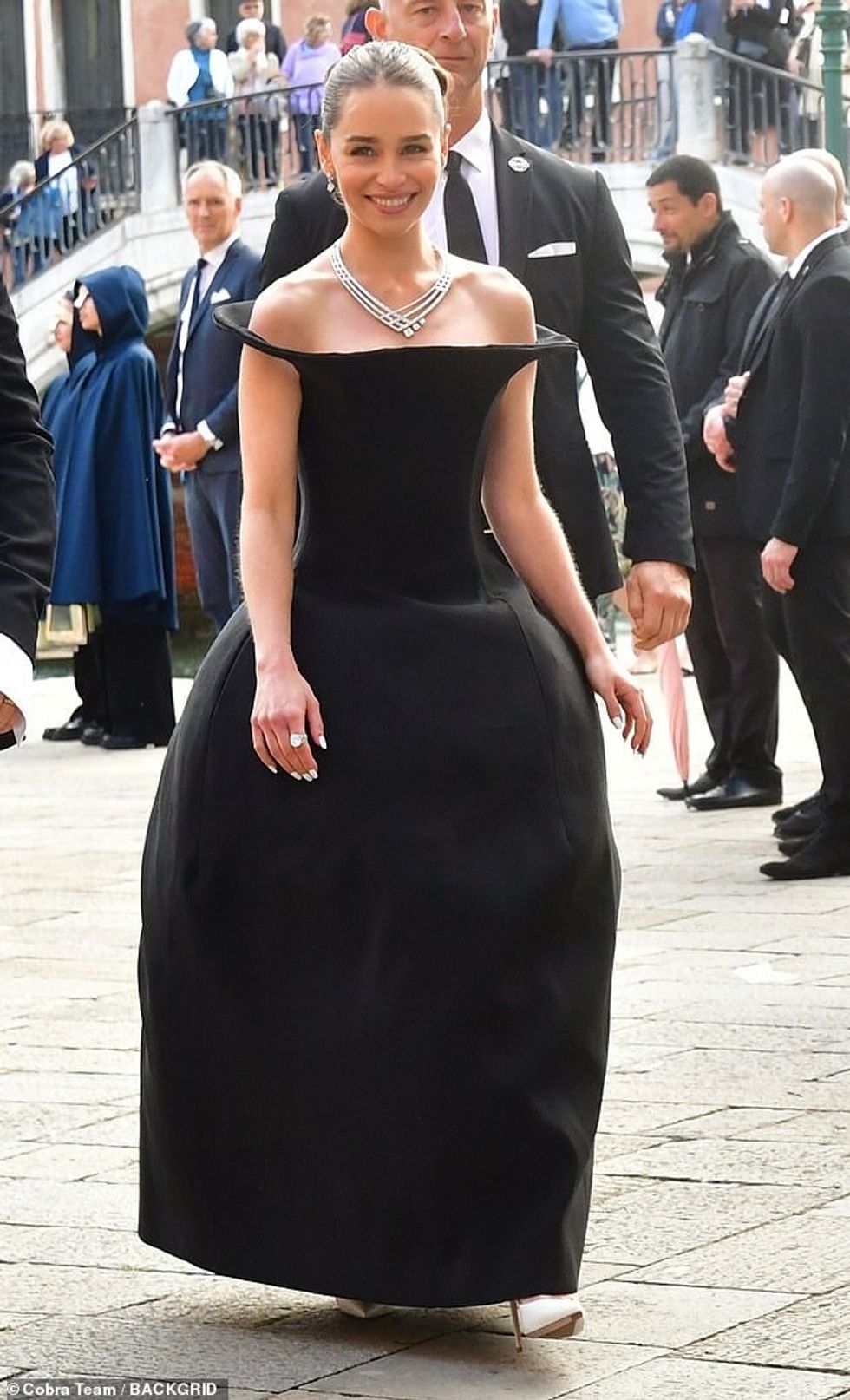 Emilia Clarke ishte mishërimi i elegancës teksa bëri një mbërritje magjepsëse në një event Chaumet në Venecia të enjten.