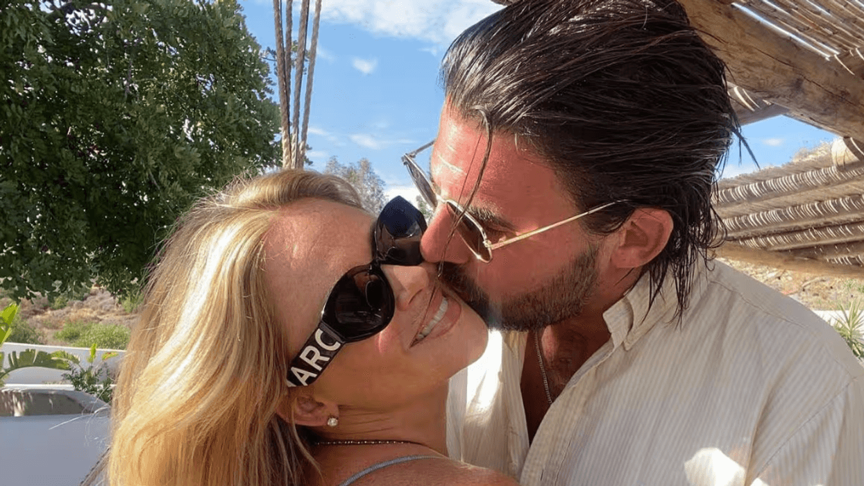 Emily Atack martohet me Alistair Garner në një ceremoni private, përgatiten për festën e madhe në Spanjë
