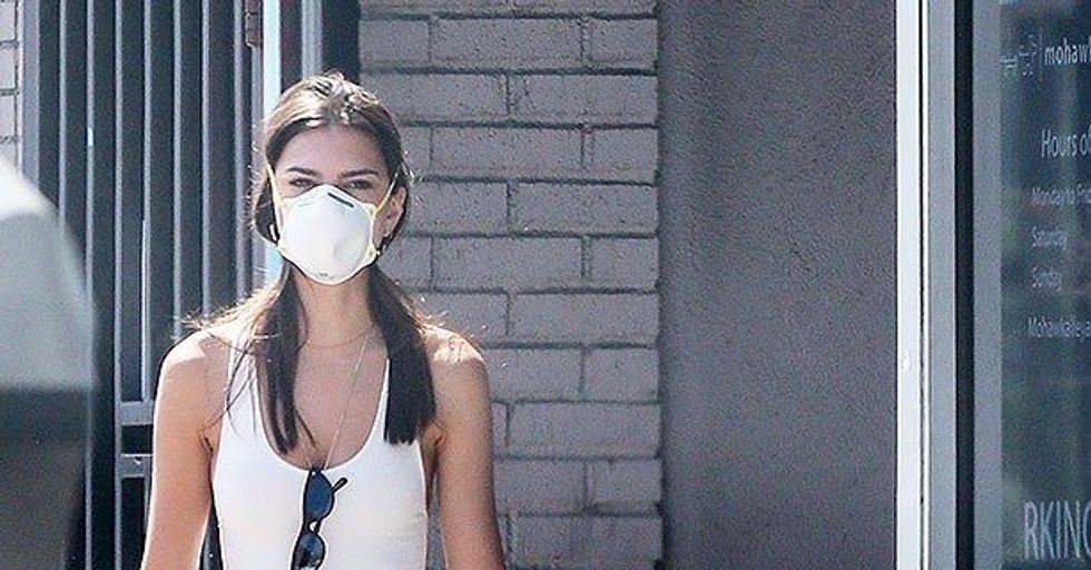 emily ratajkowski mom jeans backgrid embed 1 e1588580934528