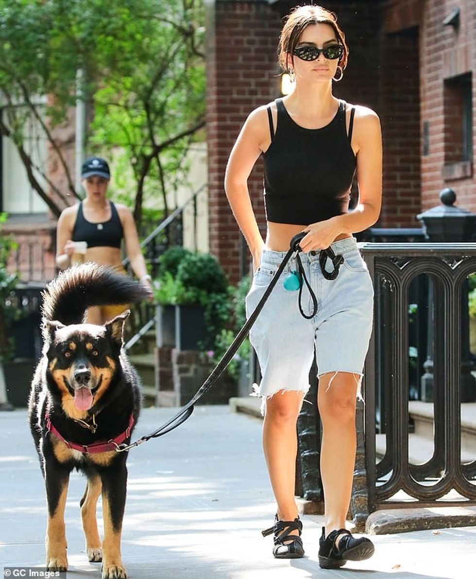 Emily Ratajkowski mori qenin e saj Colombo për një shëtitje nëpër New York City të premten