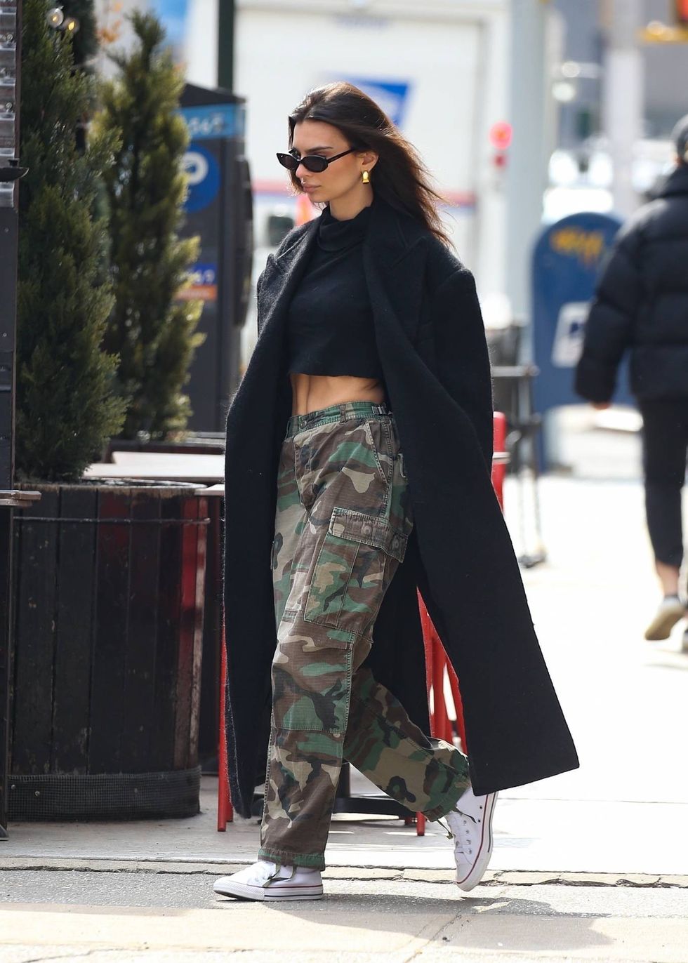 EmilyRatajkowski Conversesneakers whitesneakers blacktrenchcoat blacksunglasses streetstyle casual Ne