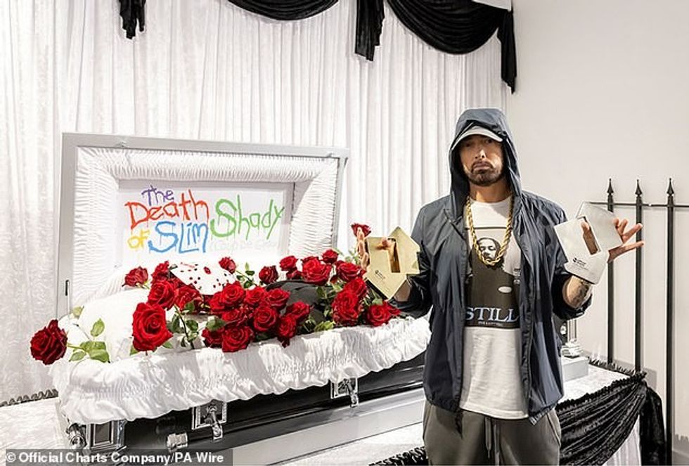 Eminem arrin një moment historik të madh në Mbretërinë e Bashkuar dhe barazohet me David Bowie dhe U2 pas publikimit të albumit të tij të 11-të në studio, The Death Of Slim Shady (Coup De Grace)