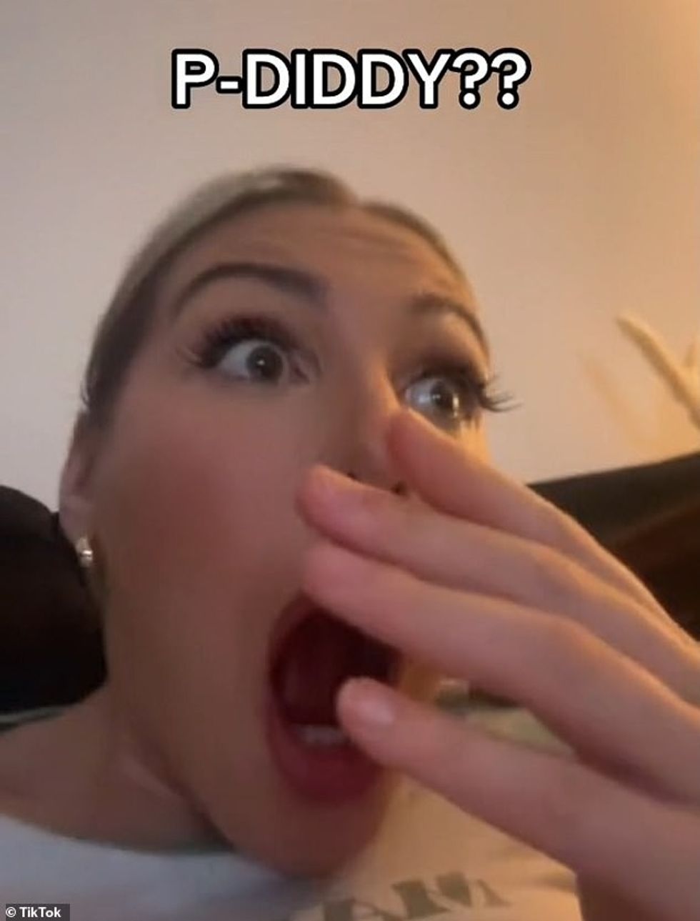 Eminem po vlerësohet në internet pasi një tekst për këngën e tij Fuel që u publikua në korrik u rishfaq në internet. Videot e reagimit në TikTok ndaj këngës Fuel të Eminem u bënë virale të shtunën sepse fansat pretenduan se e kishin kuptuar kuptimin e vërtetë të një prej vargjeve të reperit - akuzat për sulm seksual të Diddy