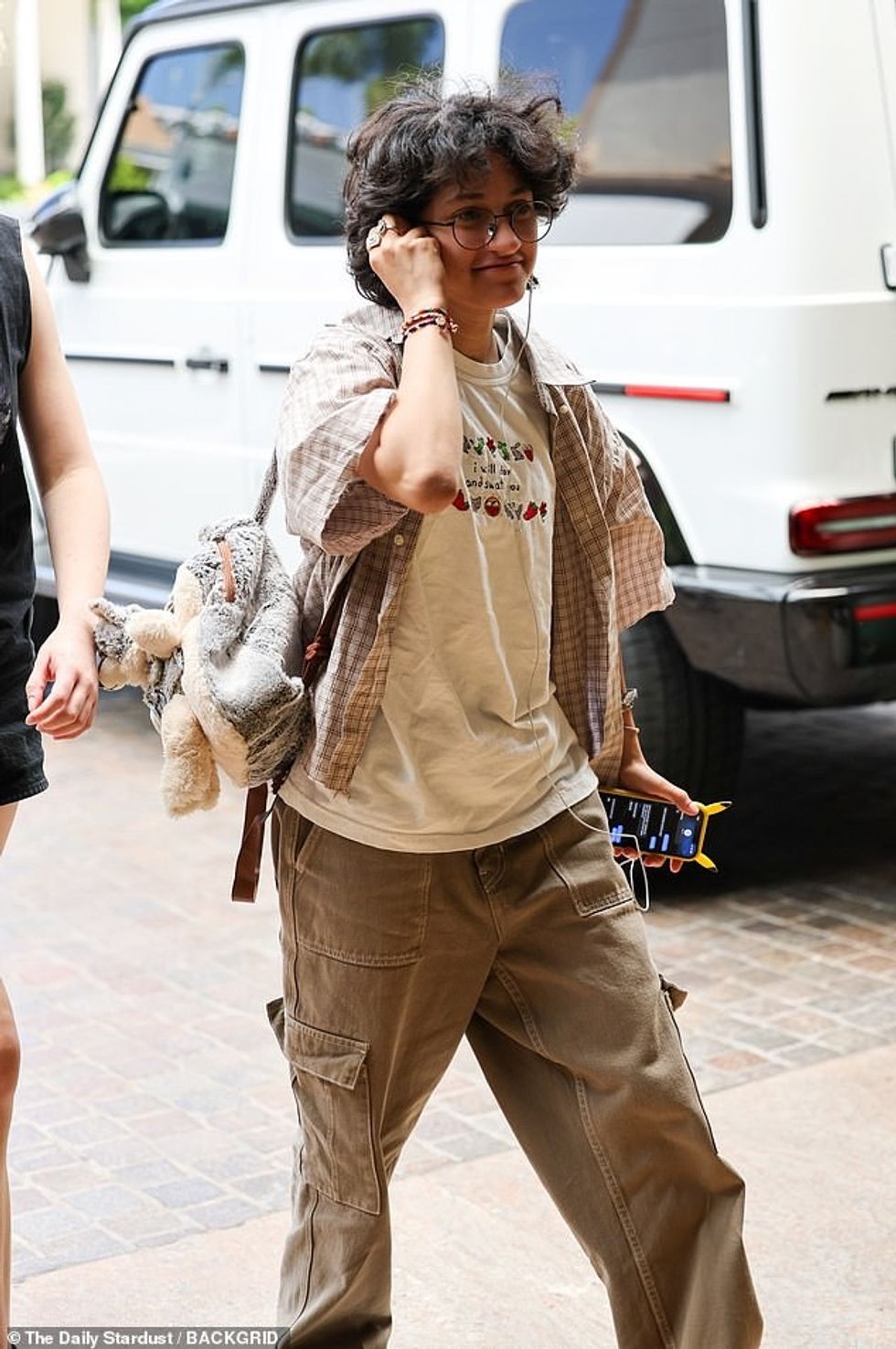 Emme ¿ që ka përdorur përemrat e tyre/them që nga viti 2022 - po tundte një bluzë grafike, këmishë me karton dhe pantallona të gjera për ekskursionin e pasdites