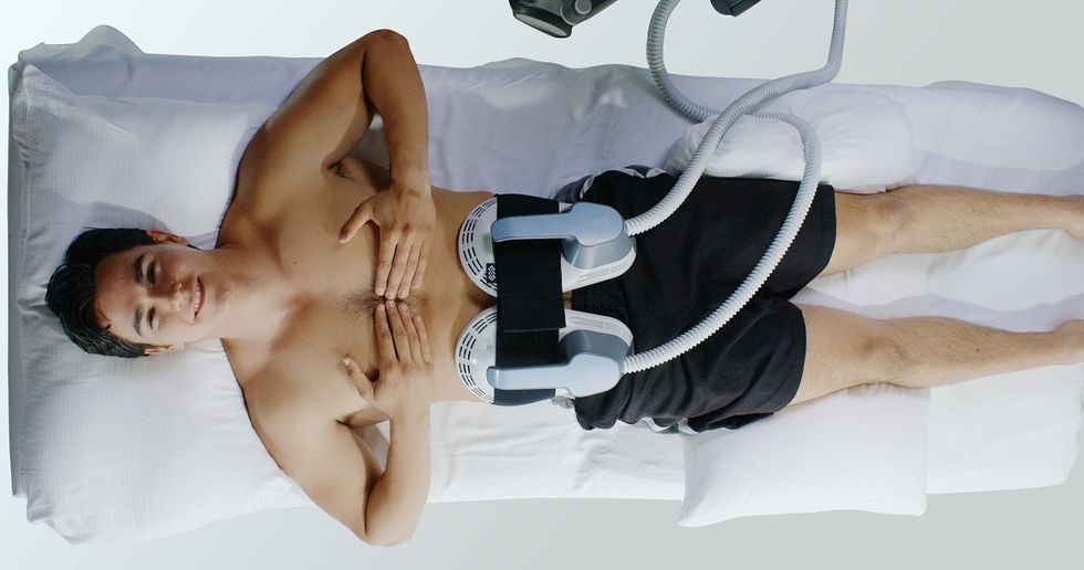 Emsculpt PIC Male model Applicator abdomen 052 1