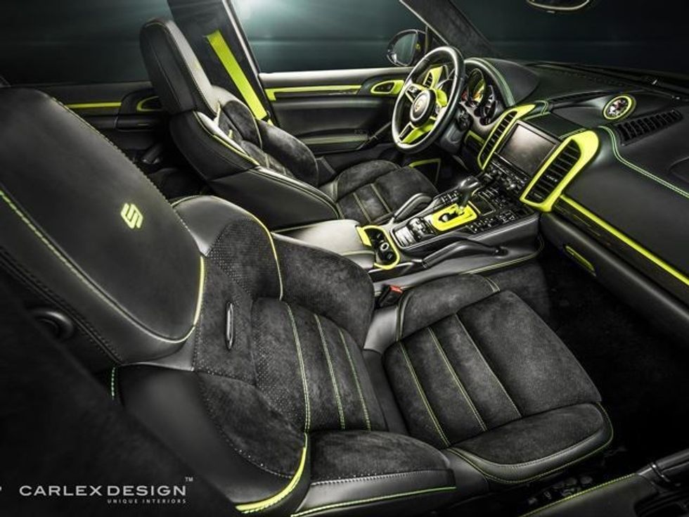 Enterieri fluoreshent i Porsche Cayenne foto 4