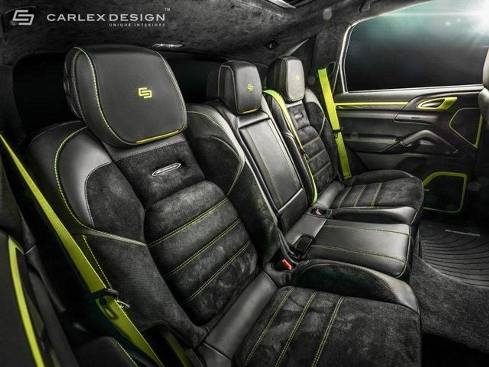 Enterieri fluoreshent i Porsche Cayenne foto 5