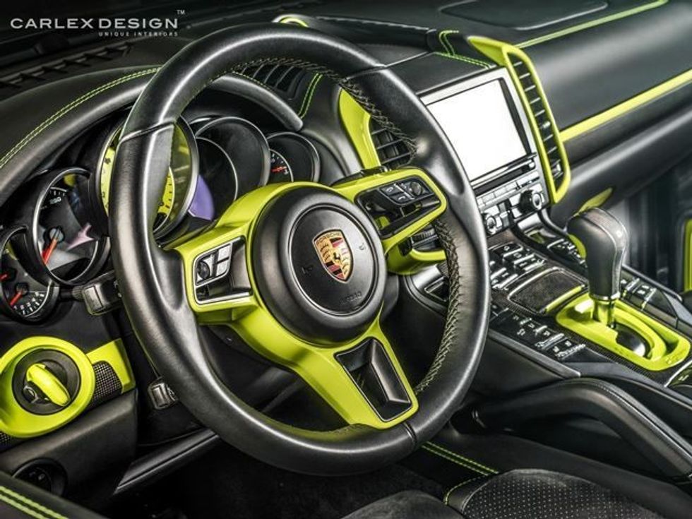 Enterieri fluoreshent i Porsche Cayenne foto 7