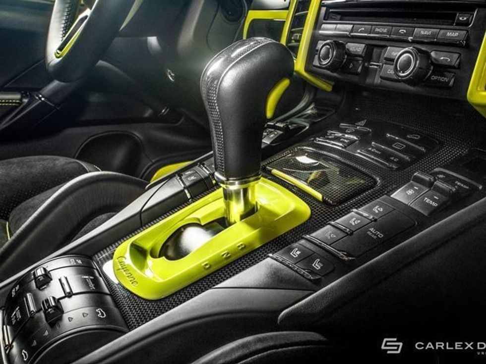 Enterieri fluoreshent i Porsche Cayenne foto 9