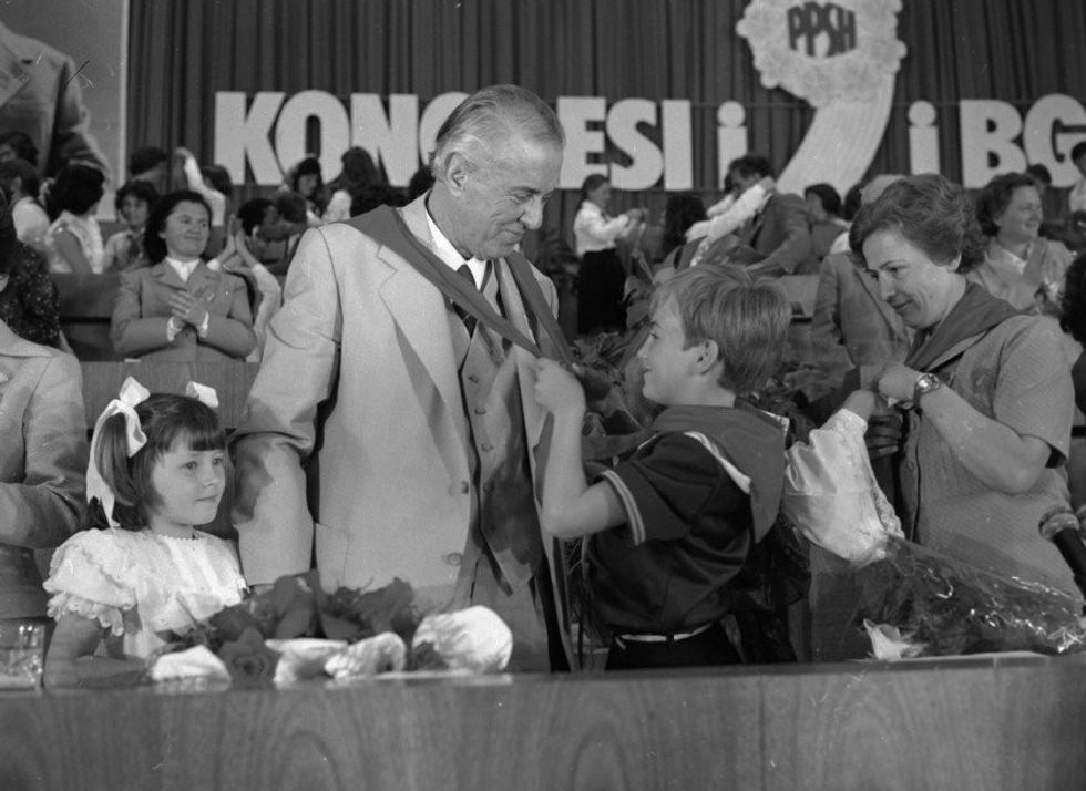 Enver Hoxha me femij ne nje nga kongreset e Bashkimit te grave te Shqiperise