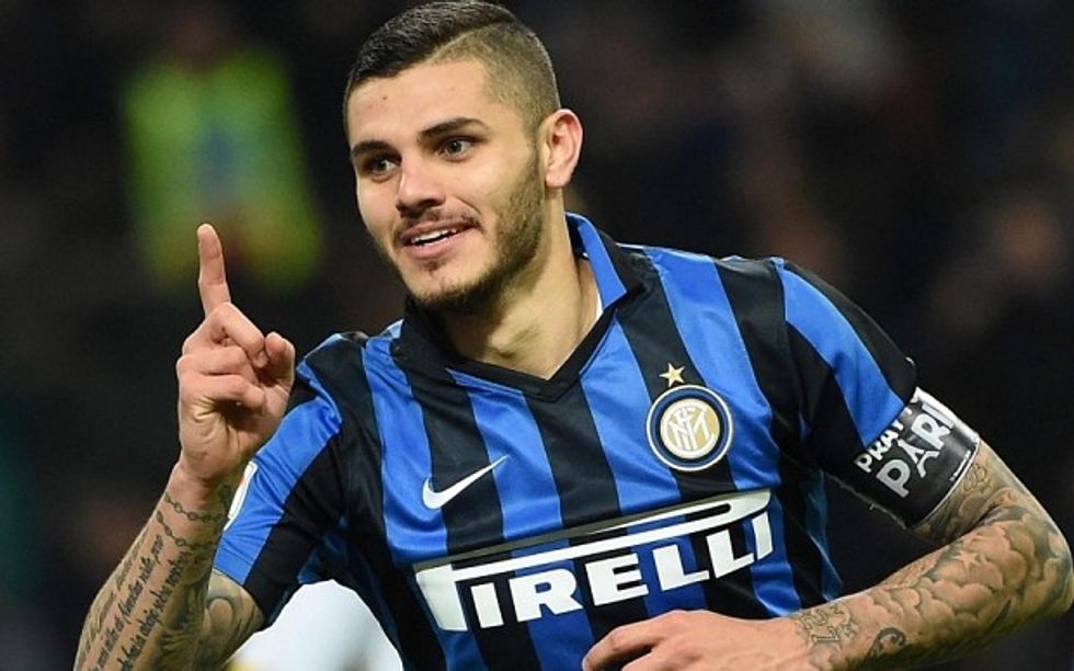 epa05037815 Inter Milan's forward Mauro Emanuel Icardi celebrates after scoring the goal of 2-0 during the Serie A soccer match between Inter Milan and Frosinone at the Giuseppe Meazza stadium in Milan, Italy, 22 November 2015. EPA/DANIEL DAL ZENNARO