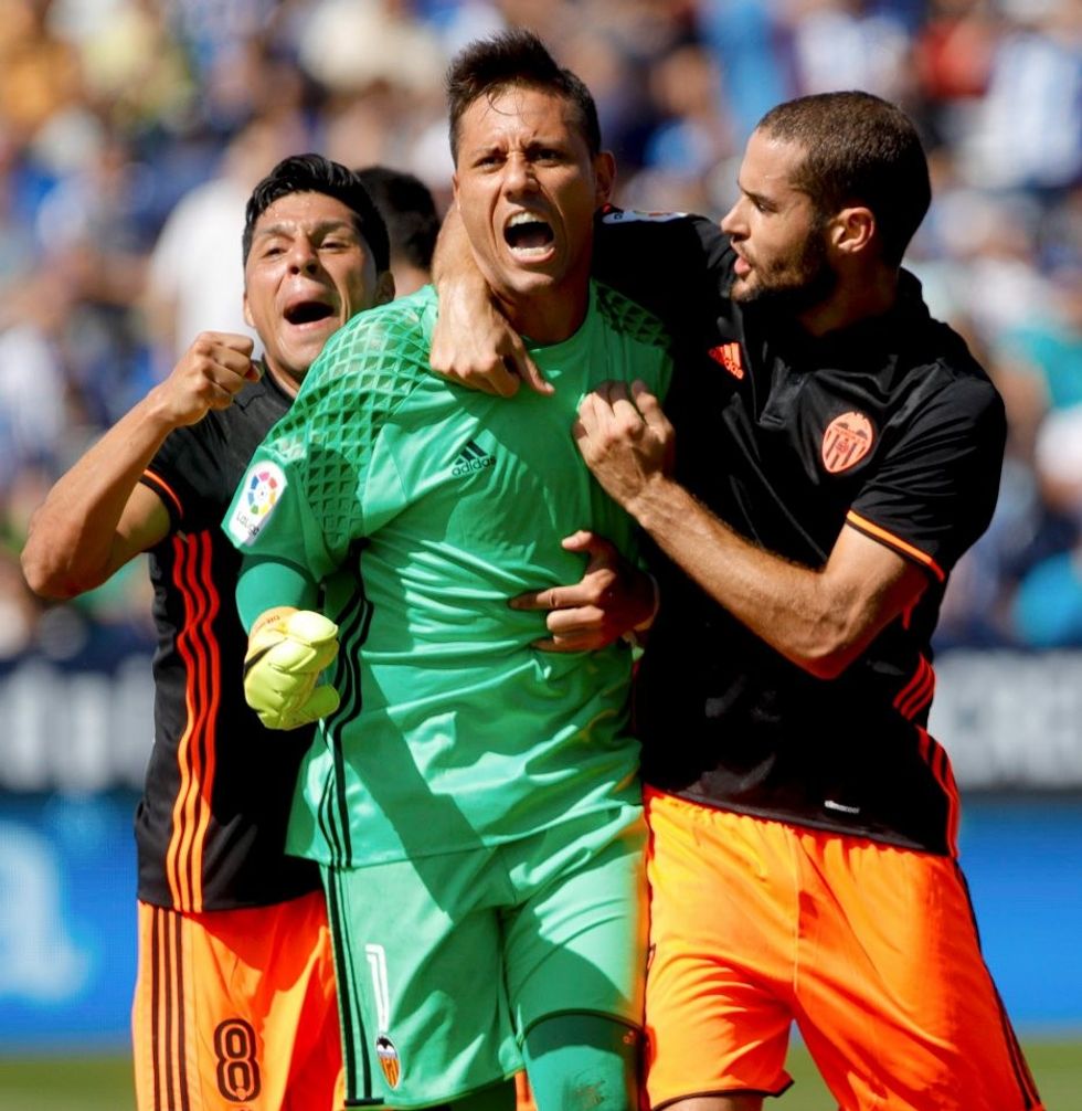 epa05555398 Valencia's goalkeeper Brazilian Diego Alves celebrates saving penalty during the Spanish Primera Division soccer match at Butarque stadium in Madrid, Spain, 25 September 2016. EPA/JUANJO MARTIN