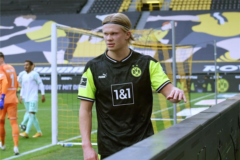 erling haaland im retro sondertrikot im hintergrund die 2461762h