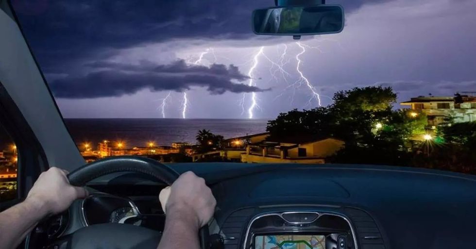 evita peligros tormenta coche