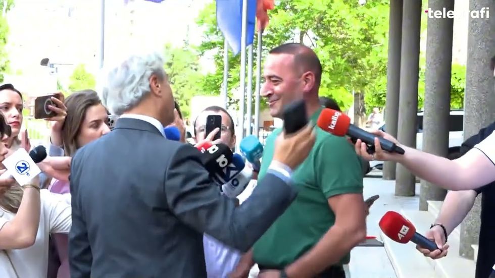 Përplasja verbale mes Arianit Kocit dhe deputetëve në hyrje të Kuvendit