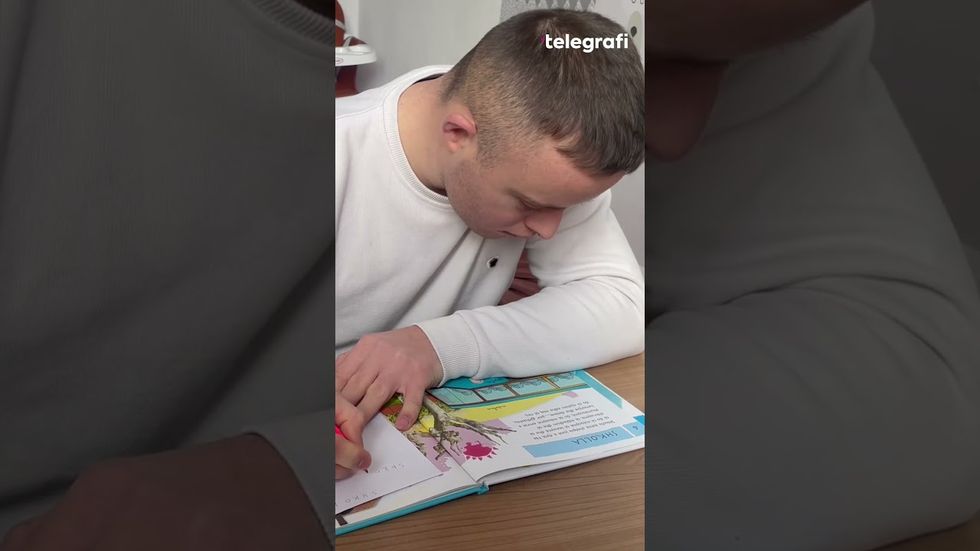 I riu me sindromin Down që gërshëton shkëlqyeshëm arsimimin dhe punësimin