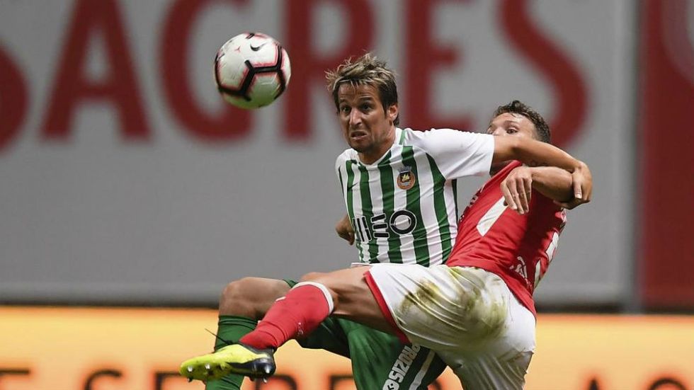fabio coentrao jugador de rio ave pelea un balon con un rival efe
