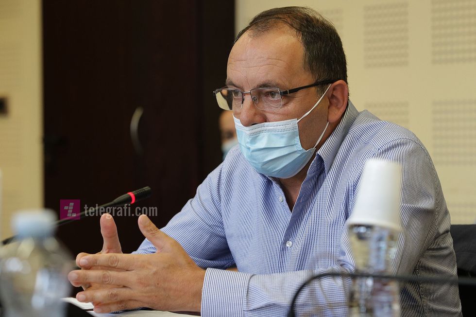 Fadil Kajtazi raporton ne komisionin Parlamentar ne lidhje me menaxhimin e pandemise foto Ridvan Slivova 6