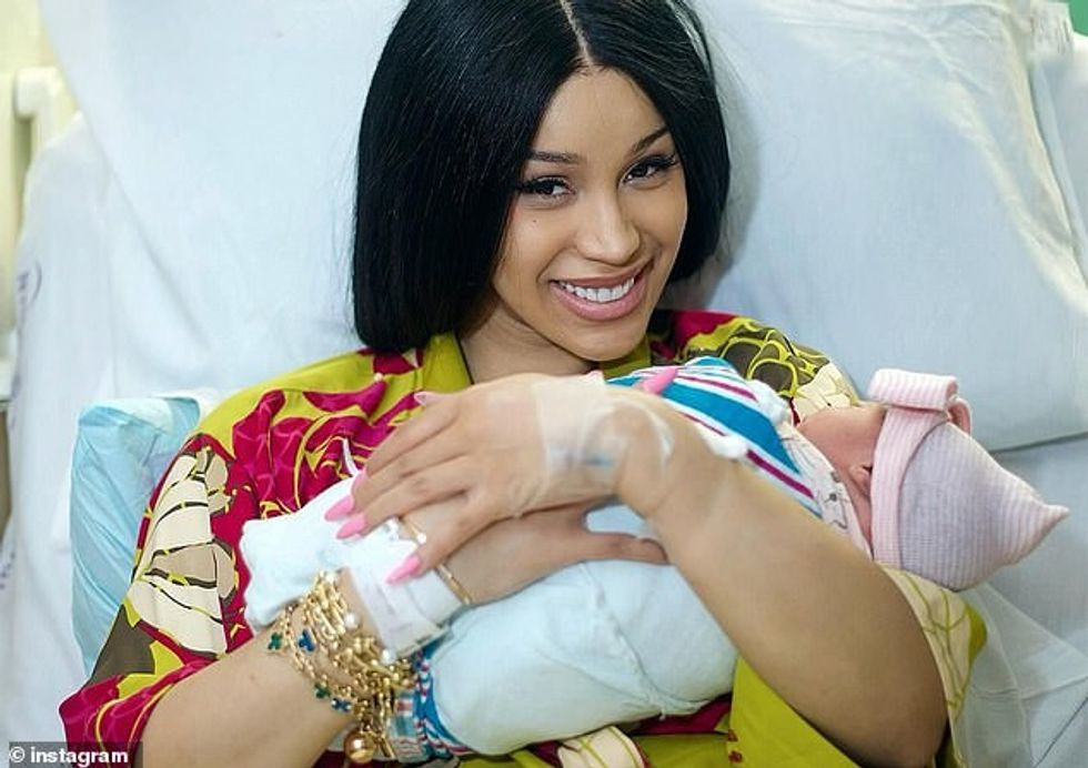 “Faleminderit të gjithëve që më keni treguar kaq shumë dashuri”, tha ajo, duke shtuar, “Jam shumë e dashuruar me fëmijën tim të vogël!! Ajo kaq e lezetshme dhe e vogel'