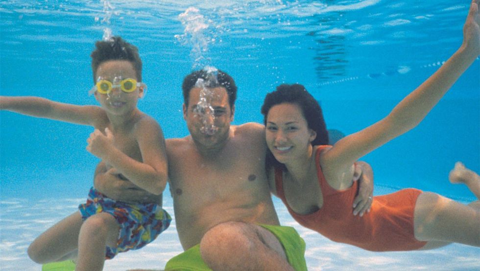 family pool underwater dv080075