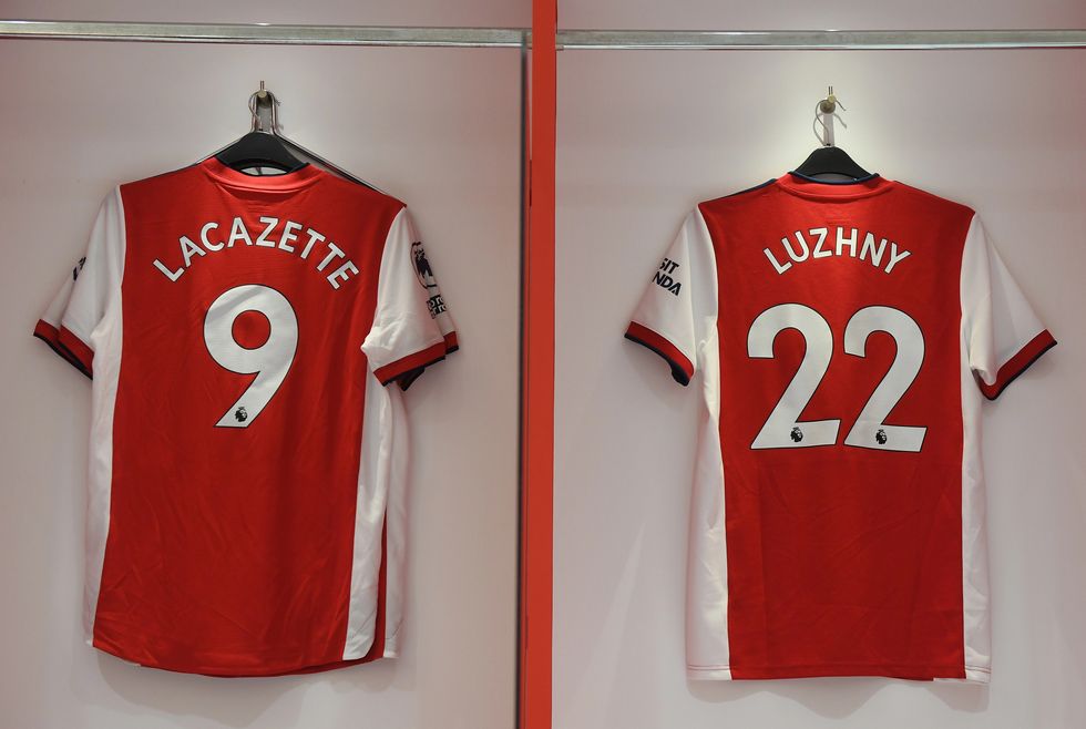 Fanella e Oleg Luzhny është varur së fundmi në dhomën e zhveshjes së Arsenalit