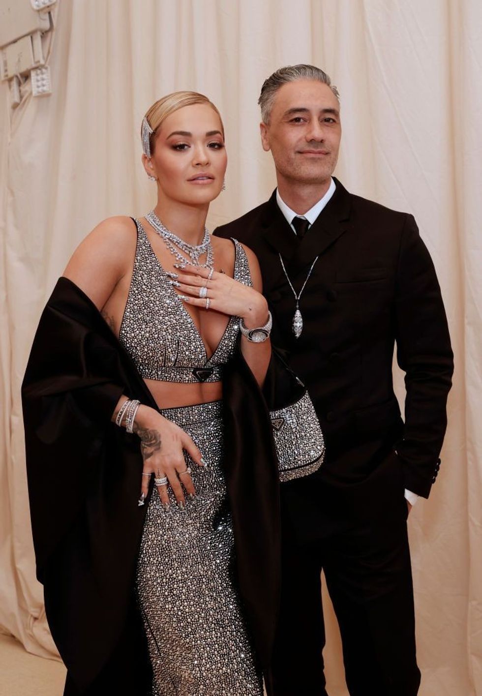fans think rita ora and taika waititi are engaged 1631703971