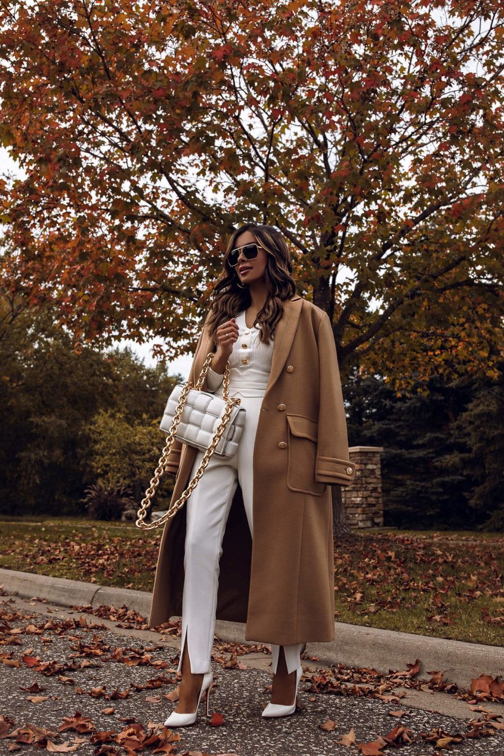 Fashion blogger white outfit camel coat 1