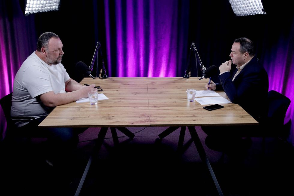 Faton Hoxha n\u00eb "P\u00ebrballje Podcast" me kreyredaktorin e Telegrafit Muhamet Hajrullahu