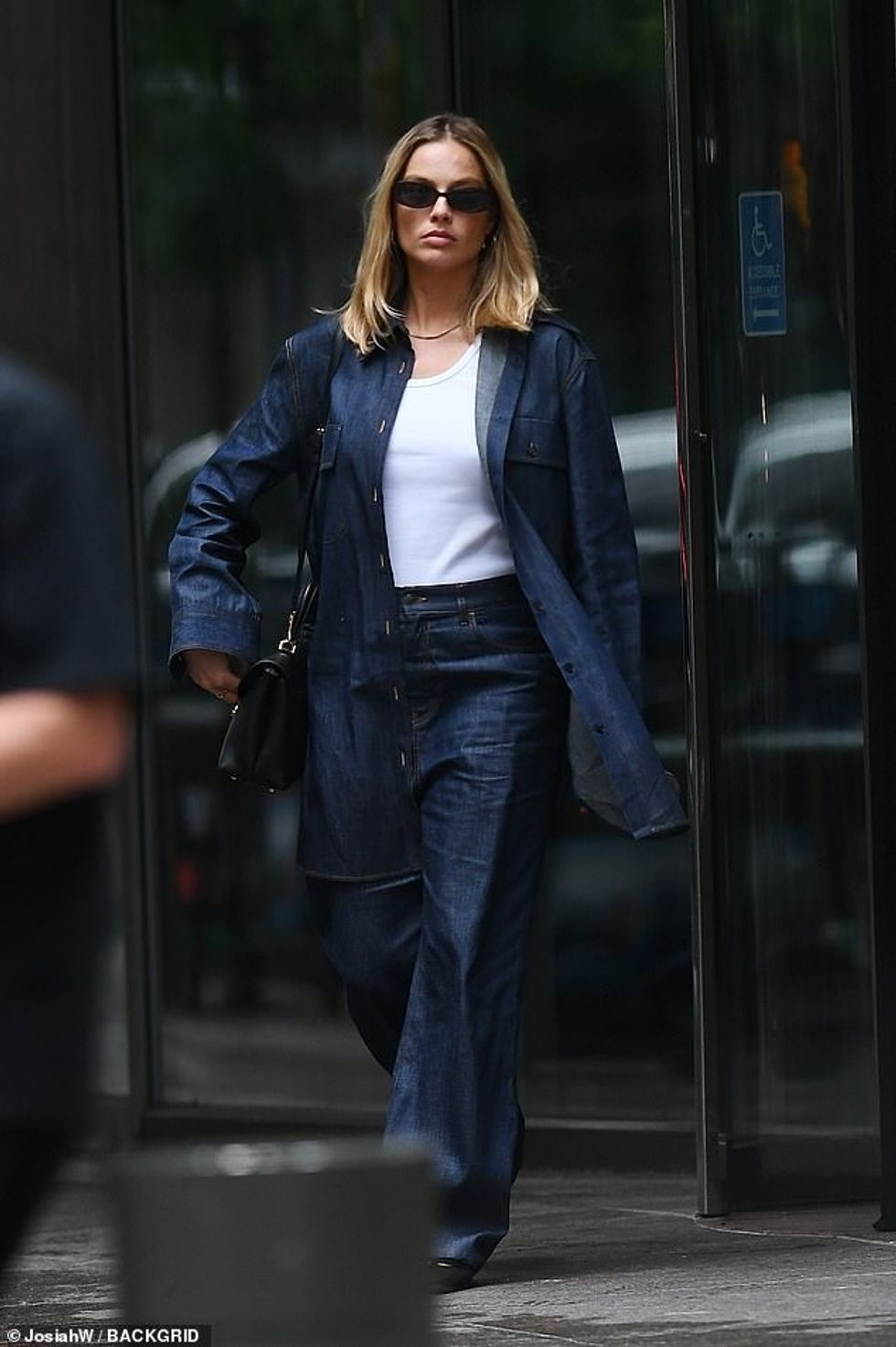 Faza Barbie e Margot Robbie mund të ketë mbaruar, por ajo dëshmoi se ende mund të tundte një ansambël të modës të dyfishtë xhins ndërsa ishte në New York City të premten.