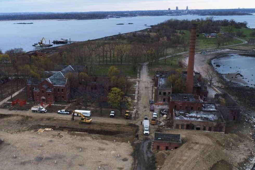 fbd4d58b c92c 4055 ae89 c2c23a9f98af 042320 Hart Island burials 52
