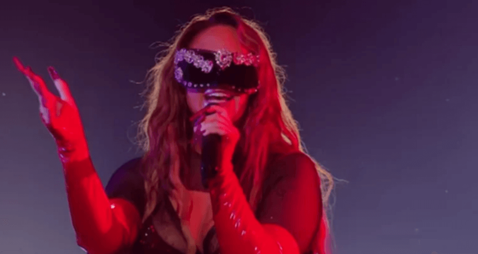 U shfaq me të edhe në Eurovision - historia prekëse që qëndron pas maskës në fytyrë të Felicias