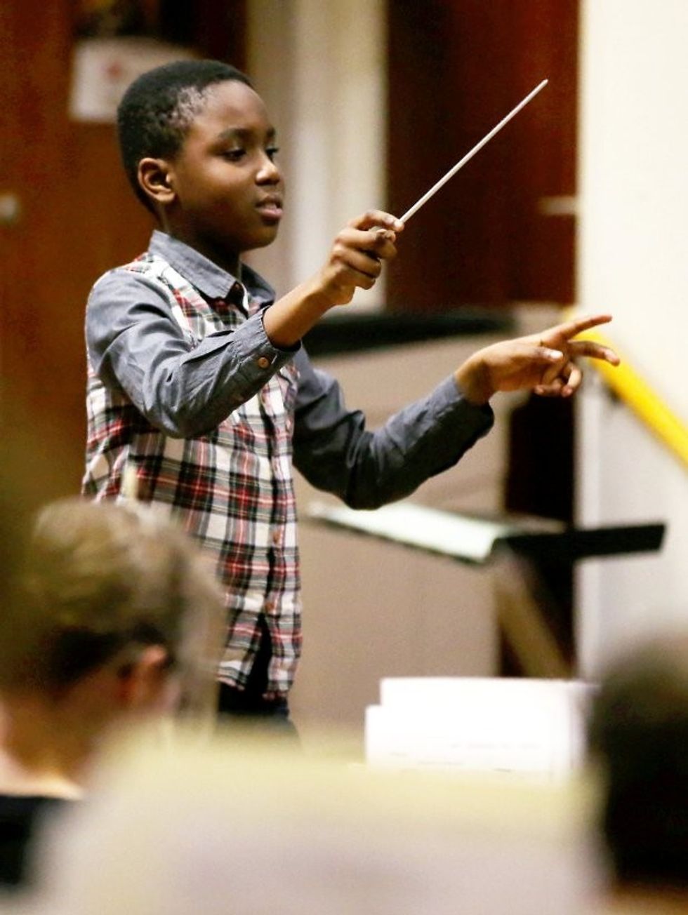Fëmija 11 vjeçar behet dirigjenti me i ri qe udheheqe orkestren prej 75 pjeseve foto 2