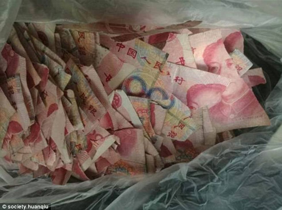 Fëmija grisi paratë në vlerë të gjashtëmijë eurove sepse mbeti vetem ne shtepi foto 3