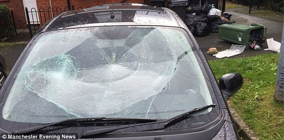 Fëmijët e lagjes e qëlluan me tullë në kokë sepse u kerkoi qe te mbajne qetesi foto 3