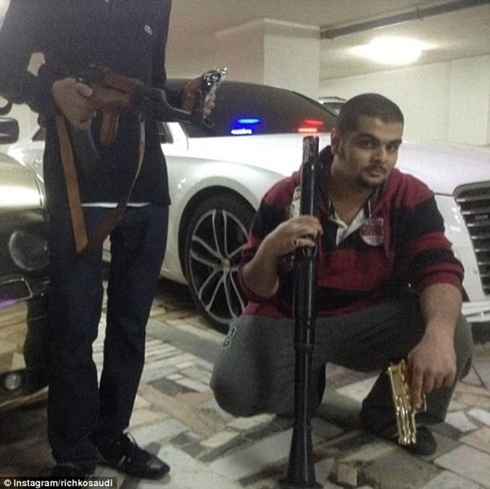 Fëmijët e pasur të Arabisë Saudite tregojnë super veturat luksoze dhe kafshet ekzotike foto 5