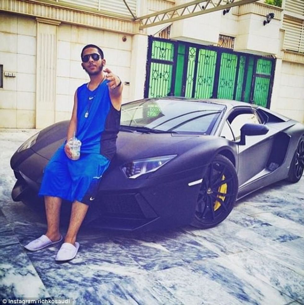 Fëmijët e pasur të Arabisë Saudite tregojnë super veturat luksoze dhe kafshet ekzotike foto 7