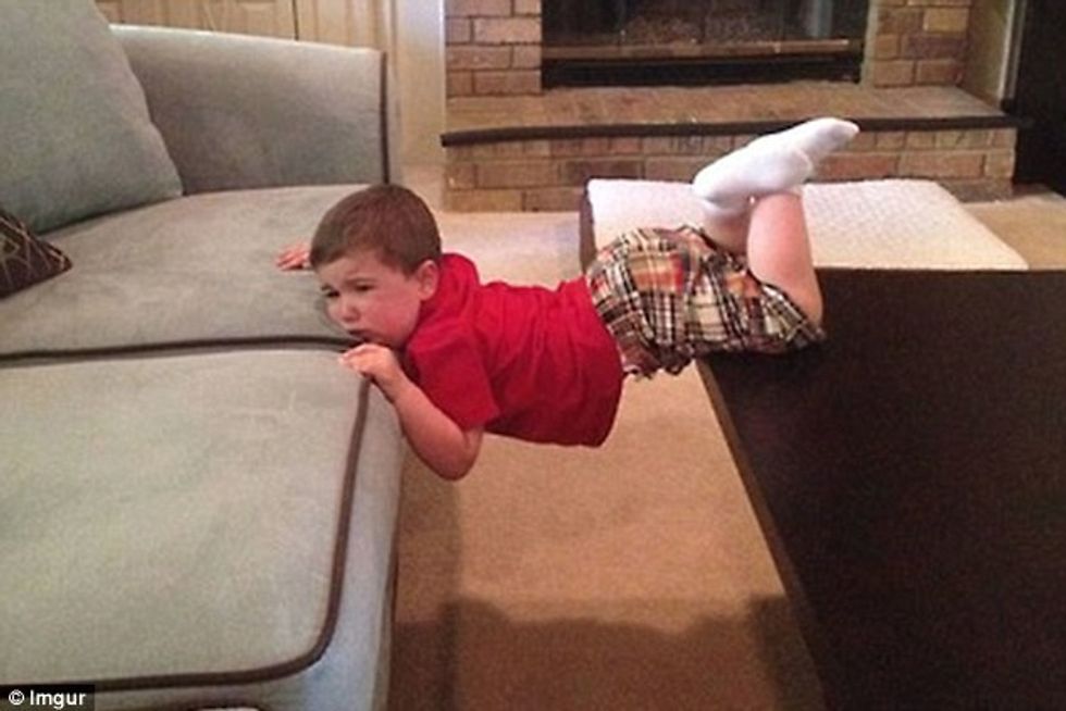 Fëmijët përfundojnë gjatë lojës në pozita dhe vende të pazakonta foto 5